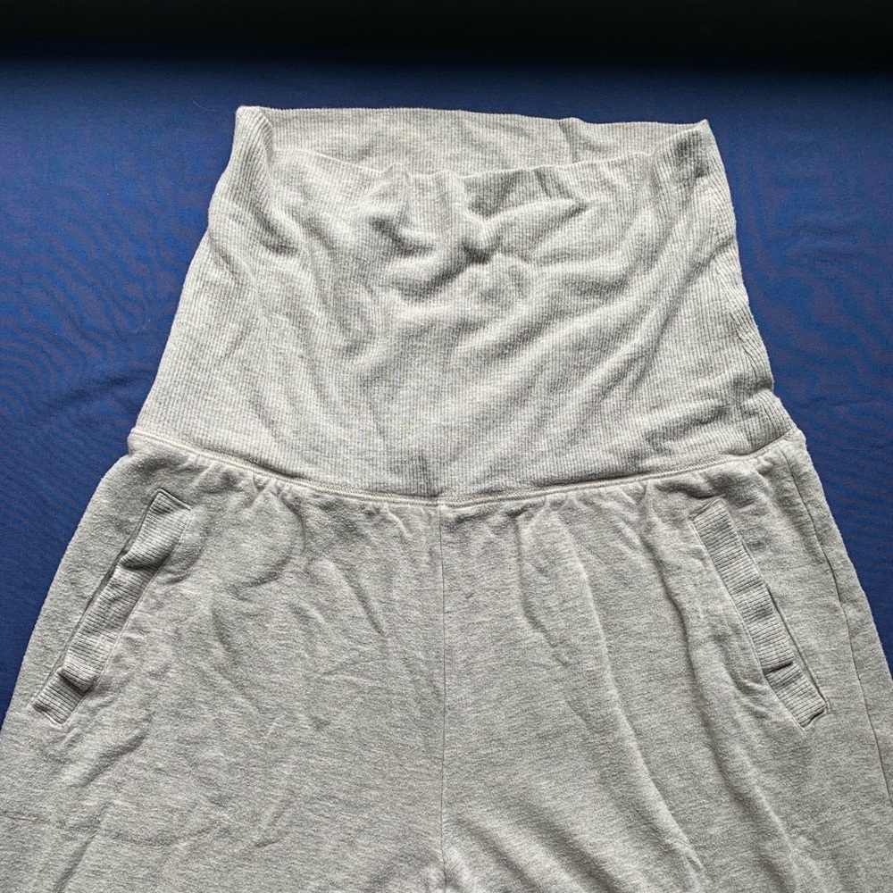 Stretchy grey sweatpants high-waisted